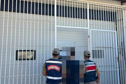 Jandarma aranan 2 şahsı yakaladı