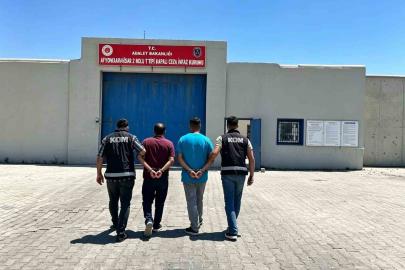 Kaçakçılık suçundan aranan 2 şahsı polis yakaladı