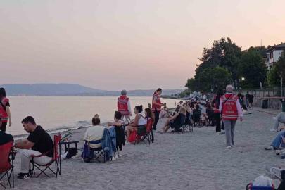 Kadın polislerden huzur mesaisi: Sahilde broşür dağıttılar