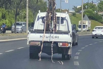 Kamyondan sarkan şeritler trafiği tehlikeye attı