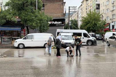 Kamyonetin arka kapağı açılınca karpuzlar yola saçıldı
