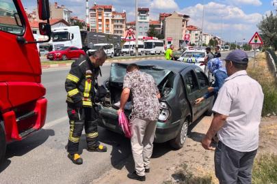 Kamyonun çarptığı otomobildeki 2 çocuk yaralandı