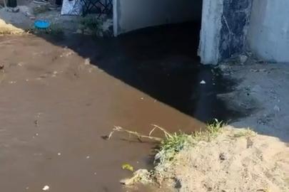 Kanalizasyon suyu sahilde vatandaşların üzerine aktı