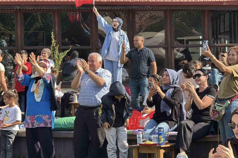 Karabük’te Filenin Sultanları’nın şampiyonluk maçı dev ekranda izlendi