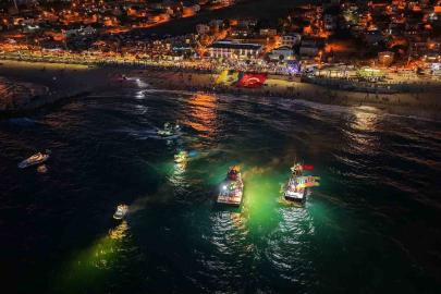 Karaburun sahili sarı-lacivert renklere büründü
