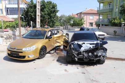 Karaman’da iki otomobilin çarpıştığı kazada 3 kişi yaralandı: Kaza anı kameraya yansıdı