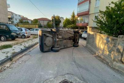 Karaman’da kaldırıma çarpan otomobil yan yattı: Kazada sürücünün burnu bile kanamadı