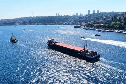 Karasu’da karaya oturan dev gemi İstanbul Boğazı’ndan geçti