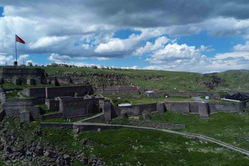 Kars Kalesi UNESCO Dünya Miras Listesi’ne alınmayı bekliyor