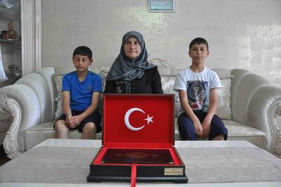 Kars’ta duygulandıran bayrak sevgisi: Aynı aileden iki kuşak, 7 yıl arayla valilik önünde Türk bayrağını öptü