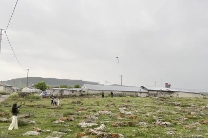 Kars’ta köy çocuklarının uçurtma sevinci