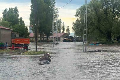 Kars’ta selin ortasında mahsur kalan yaşlı çift kurtarıldı