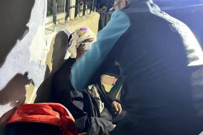 Kars’ta UMKE zorlu araziyi aştı; Yaylada yaralanan 81 yaşındaki vatandaş kurtarıldı