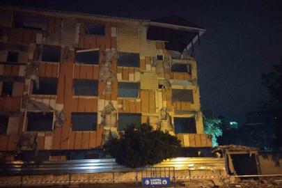 Kartal’da metruk binanın balkonu çöktü