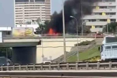 Kartal’da seyir halindeki araç alevlere teslim oldu