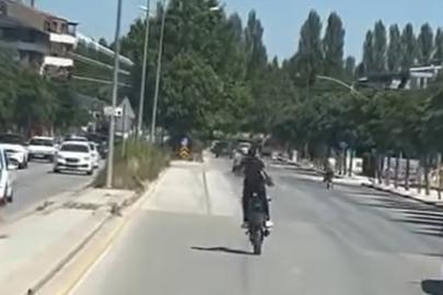 Kasksız ve plakasız şekilde önce tek teker üzerinde ilerledi, sonra kırımızı ışıkta geçti