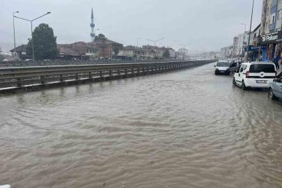 Kavak’ta sağanak yağış etkili oldu: Yollar göle döndü