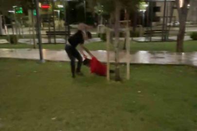 Kavga ettiği arkadaşını defalarca yumrukladı: O anlar kamerada