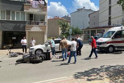 Kavşakta motosiklet ile elektrikli bisiklet çarpıştı: 2 yaralı
