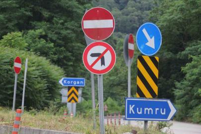 Kavşaktaki 29 tabela sürücülerin kafasını karıştırıyor