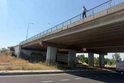 Kavşakteki üst geçit korkuluklarına çıkan şahıs sebebi ile Eskişehir- Afyonkarahisar yolu trafiğe kapandı