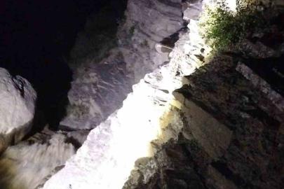 Kayalıklarda mahsur kalan bir kişi başarılı operasyonla kurtarıldı