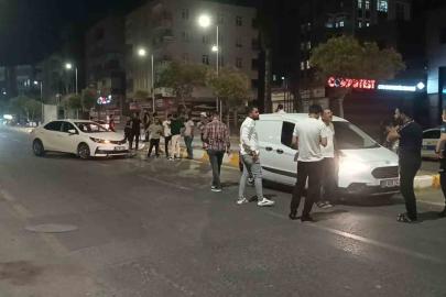 Kaza yapan araçlar polis memurunu ezdi