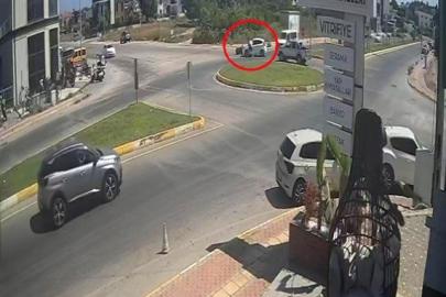 Kaza yapan motosiklet sürücüsü sinirini otomobilin camından çıkardı