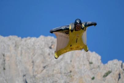 Kemaliye’de wingsuit sporcularından nefes kesen atlayışlar