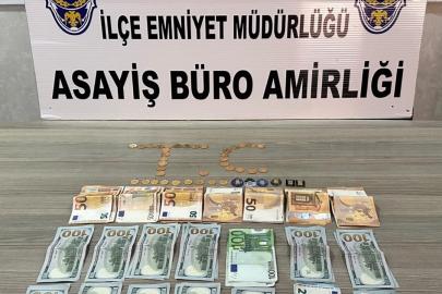 Kendisini komiser olarak tanıtıp altın ve dövizleri almaya geldi, suçüstü yakalandı