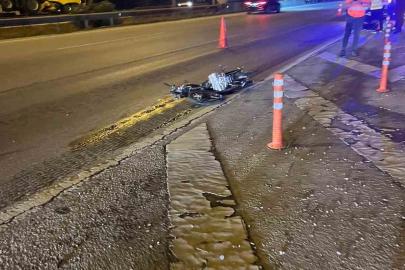 Kontrolden çıkan motosiklet tırın altına girdi, sürücü hayatını kaybetti