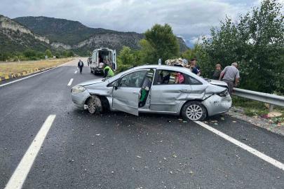 Kontrolden çıkan otomobil demir bariyerlere çarptı: 5 yaralı
