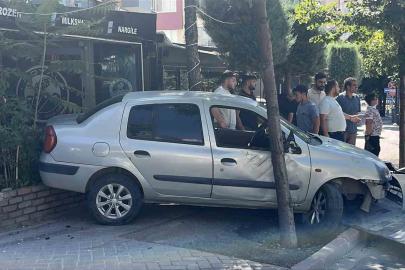 Kontrolden çıkan otomobil iş yerine daldı