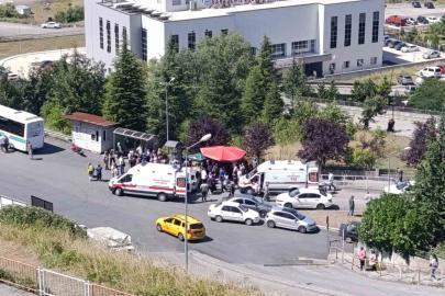 Kontrolden çıkan otomobil kalabalığa daldı; 4 yaralı