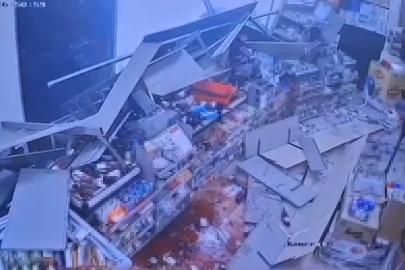 Kontrolden çıkan otomobil markete daldı, vatandaşlar ölümden döndü