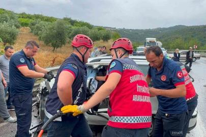 Kontrolden çıkan otomobil, önündeki tıra çarptı: 1 ölü, 2 yaralı
