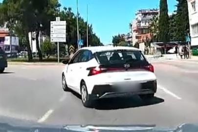 Kontrolsüz şerit değiştiren sürücü kazaya davetiye çıkardı