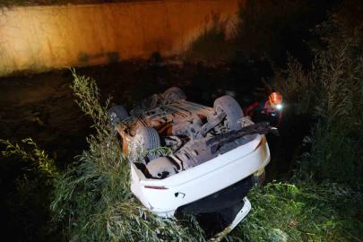 Köprüden uçan otomobilde 2 kişi yaralandı