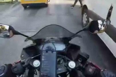 Kör noktada kalan yayaya motosiklet çarptı, o anlar kask kamerasında