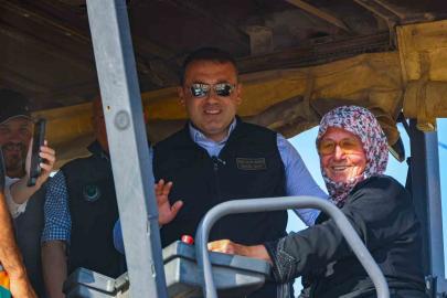 Köyünün sıcak asfaltını 73 yaşındaki Emine teyze döktü
