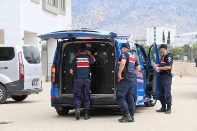 Kozan’da ‘yağma’ suçundan aranan firariler jandarma operasyonu ile yakalandı