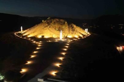 Kraliçeler mezarlığı gece de ziyarete açıldı