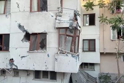 Küçükçekmece’de yıkımı yapılan binanın duvarı yan apartmanın üzerine devrildi