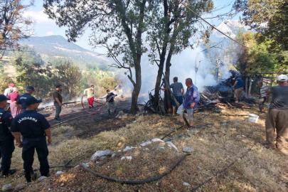 Kumluca’da odunlukta başlayan yangın boş evin bahçesine sıçradı