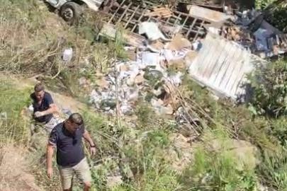 Kumluca’da şarampole devrilen kamyon şoförü hayatını kaybetti