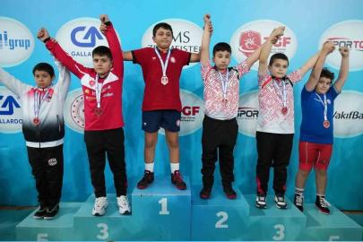 Kuşadalı minik güreşçiler şampiyonadan başarıyla döndü