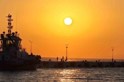 Kuşadası, gün batımında kızıla boyanıyor