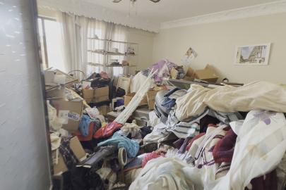 Kuşadası’nda çöp evden 2,3 ton atık çıkarıldı