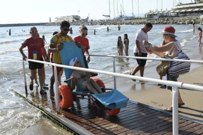 Kuşadası’nda engelsiz plaj uygulamasıyla deniz keyfi herkes için erişilebilir oldu