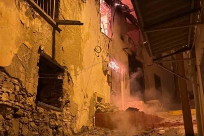 Kuşadası’nda gece yarısı korkutan yangın: Yanlış parklar itfaiyeyi geciktirdi